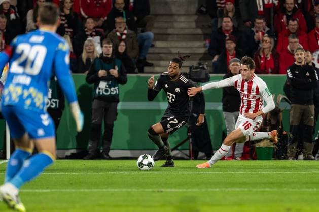 GER, DFB-Pokal 2. Runde, 1. FC Köln vs FC Bayern München Muenchen 29.10.2025, RheinEnergieSTADION, Köln, GER, DFB-Pokal 2. Runde, 1. FC Köln vs FC Bayern München Muenchen im Bild: Zweikampf zwischen Michael Olise (FC Bayern München Muenchen, 17) und Jakub KamiÅ ski Kaminski (1. FC Köln Koeln, 16)