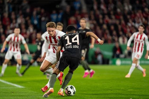 GER, DFB-Pokal 2. Runde, 1. FC Köln vs FC Bayern München Muenchen 29.10.2025, RheinEnergieSTADION, Köln, GER, DFB-Pokal 2. Runde, 1. FC Köln vs FC Bayern München Muenchen im Bild: Zweikampf zwischen Michael Olise (FC Bayern München Muenchen, 17) und Sebastian Sebulonsen (1. FC Köln Koeln, 28)