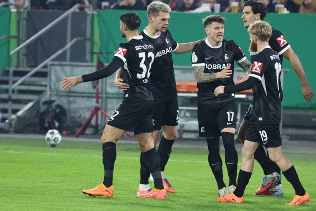 29.10.2025, xrekx, Fussball DFB Pokal 2.Runde, Fortuna Duesseldorf - SC Freiburg v.l. Torjubel nach dem Tor zum celebrating the goal celebrate 0:2 durch Vincenzo Grifo (SC Freiburg) mit Matthias Ginter (SC Freiburg) (DFL DFB REGULATIONS PROHIBIT ANY USE OF PHOTOGRAPHS as IMAGE SEQUENCES and or QUASI-VIDEO) Duesseldorf