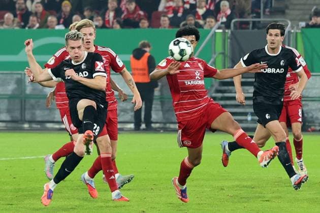 29.10.2025, xrekx, Fussball DFB Pokal 2.Runde, Fortuna Duesseldorf - SC Freiburg v.l. Torchance Matthias Ginter (SC Freiburg) (DFL DFB REGULATIONS PROHIBIT ANY USE OF PHOTOGRAPHS as IMAGE SEQUENCES and or QUASI-VIDEO) Duesseldorf