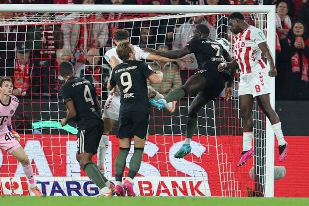 GER, DFB Pokal, 2.Runde, 1. FC Koeln vs. FC Bayern Muenchen 29.10.2025, Rheinenergiestadion, , Koeln, GER, DFB Pokal, 2.Runde, 1. FC Koeln vs. FC Bayern Muenchen, im Bild: 1:0 fuer Koeln Ragnar Ache (FC Koeln 9), Kopfball