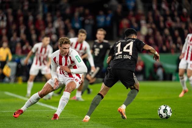 GER, DFB-Pokal 2. Runde, 1. FC Köln vs FC Bayern München Muenchen 29.10.2025, RheinEnergieSTADION, Köln, GER, DFB-Pokal 2. Runde, 1. FC Köln vs FC Bayern München Muenchen im Bild: Zweikampf zwischen Michael Olise (FC Bayern München Muenchen, 17) und Sebastian Sebulonsen (1. FC Köln Koeln, 28)