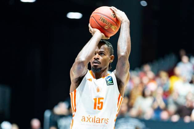 29.10.2025, xomx, Basketball BKT EuroCup 2025 2026, NINERS Chemnitz - ratiopharm ulm v.l. Tyron Brewer (Niners Chemnitz) am Ball. Portrait, Portraet, Chemnitz