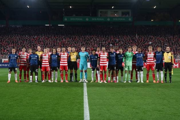 29.10.2025, xtgx, Fussball - DFB Pokal 2.Runde Union Berlin - Arminia Bielefeld emspor, v.l. Gruppenbild, Mannschafts mit beiden Teams, Union Berlin und Bielefeld (DFL DFB REGULATIONS PROHIBIT ANY USE OF PHOTOGRAPHS as IMAGE SEQUENCES and or QUASI-VIDEO) Berlin