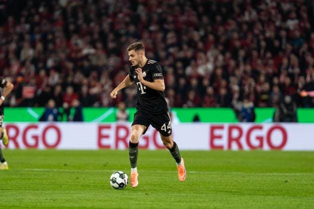 GER, DFB-Pokal 2. Runde, 1. FC Köln vs FC Bayern München Muenchen 29.10.2025, RheinEnergieSTADION, Köln, GER, DFB-Pokal 2. Runde, 1. FC Köln vs FC Bayern München Muenchen im Bild: Josip StaniÅ¡ić Stanisic (FC Bayern München Muenchen, 44) Einzelaktion, Ball am Fuss, Ganzkörper, ganzer Körper