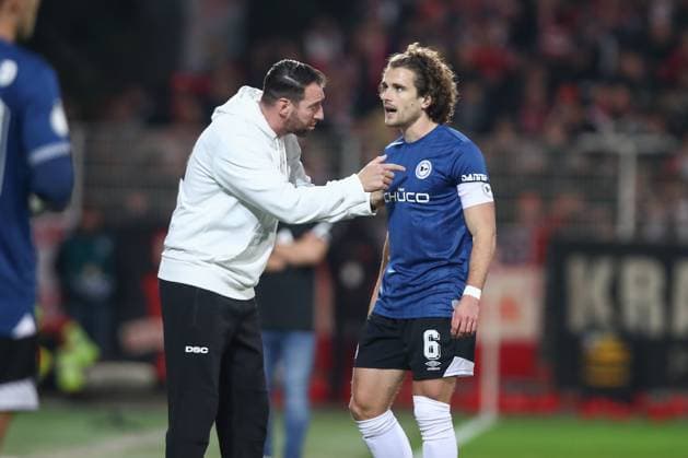 29.10.2025, xtgx, Fussball - DFB Pokal 2.Runde Union Berlin - Arminia Bielefeld emspor, v.l. Mitch Kniat (Bielefeld, Trainer) gibt Anweisungen, gestikuliert mit den Armen, gesticulate, gives instructions Mael Corboz (Bielefeld, 6) (DFL DFB REGULATIONS PROHIBIT ANY USE OF PHOTOGRAPHS as IMAGE SEQUENCES and or QUASI-VIDEO) Berlin