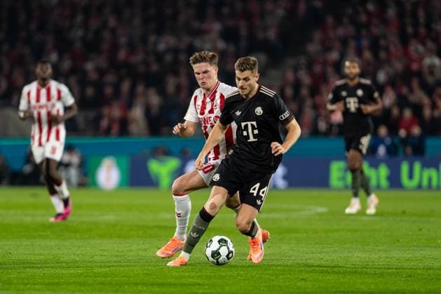 GER, DFB-Pokal 2. Runde, 1. FC Köln vs FC Bayern München Muenchen 29.10.2025, RheinEnergieSTADION, Köln, GER, DFB-Pokal 2. Runde, 1. FC Köln vs FC Bayern München Muenchen im Bild: Zweikampf zwischen Josip StaniÅ¡iÄ‡ Stanisic (FC Bayern München Muenchen, 44) und Marius Bülter Buelter (1. FC Köln Koeln, 30)