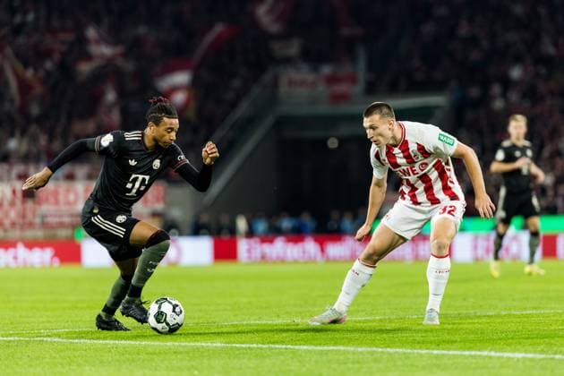 COLOGNE, GERMANY - OCTOBER 29: Michael Olise (FC Bayern Muenchen, 17) controls the ball against Kristoffer Lund (1. FC Koeln, 32) during the DFB Pokal match between 1. FC Koeln vs. FC Bayern Muenchen at RheinEnergiestadion on matchday 2 of DFB Pokal on October 28, 2025 in Cologne, Germany. DFB REGULATIONS PROHIBIT ANY USE OF PHOTOGRAPHS AS IMAGE SEQUENCES AND OR QUASI-VIDEO. North Rhine Westphalia Germany Copyright: xBEAUTIFULxSPORTS Wunderlx