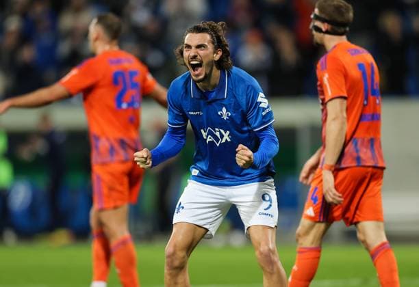29.10.2025, xdcx, Fussball DFB-Pokal 2. Runde, SV Darmstadt 98 - FC Schalke 04, emonline, emspor, despor, v.l., Fraser Hornby (SV Darmstadt 98) jubelnd bejubelt jubelt jubeln über das 2:0 durch Matej Maglica (SV Darmstadt 98) DFL DFB REGULATIONS PROHIBIT ANY USE OF PHOTOGRAPHS AS IMAGE SEQUENCES AND OR QUASI-VIDEO. Copyright: HMBxMedia Claus