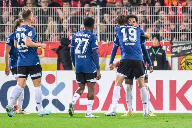 im Bild v.l.: Tor, Treffer, Jubel, Torjubel, Freude, Begeisterung, feiert, nach 1:1 Ausgleich, GER, Berlin, 1. FC Union Berlin vs. Arminia Bielefeld - (DFB Pokal), Bundesliga, Fussball, DFB, Spielzeit 2025 2026, Alte Foersterei, DFB DFL REGULATIONS PROHIBIT ANY USE OF PHOTOGRAPHS AS IMAGE SEQUENCES AND OR QUASI-VIDEO, 29.10.25, Copyright: HMBxMedia UwexKoch