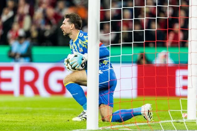 DFB Pokal: 1. FC Koeln vs. FC Bayern Muenchen, 29.10.2025 COLOGNE, GERMANY - OCTOBER 29: Ron-Robert Zieler (1. FC Koeln, 20) holding the ball during the DFB Pokal match between 1. FC Koeln vs. FC Bayern Muenchen at RheinEnergiestadion on matchday 2 of DFB Pokal on October 28, 2025 in Cologne, Germany. DFB REGULATIONS PROHIBIT ANY USE OF PHOTOGRAPHS AS IMAGE SEQUENCES AND OR QUASI-VIDEO. Copyright: xBEAUTIFULxSPORTS Wunderlx