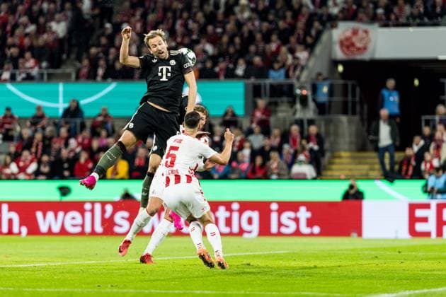DFB Pokal: 1. FC Koeln vs. FC Bayern Muenchen, 29.10.2025 COLOGNE, GERMANY - OCTOBER 29: Harry Kane (FC Bayern Muenchen, 9) tries to score a header against Tom Krauss (Krauß, 1. FC Koeln, 5) and Sebastian Sebulonsen (1. FC Koeln, 28) during the DFB Pokal match between 1. FC Koeln vs. FC Bayern Muenchen at RheinEnergiestadion on matchday 2 of DFB Pokal on October 28, 2025 in Cologne, Germany. DFB REGULATIONS PROHIBIT ANY USE OF PHOTOGRAPHS AS IMAGE SEQUENCES AND OR QUASI-VIDEO. Copyright: xBEAUTIFULxSPORTS Wunderlx