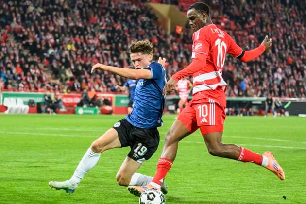 im Bild v.l.: Maximilian Grosser (Arminia Bielefeld, 19), Ilyas Ansah (1.FC Union), Zweikampf, Action, Kampf, kaempft um den Ball, GER, Berlin, 1. FC Union Berlin vs. Arminia Bielefeld - (DFB Pokal), Bundesliga, Fussball, DFB, Spielzeit 2025 2026, Alte Foersterei, DFB DFL REGULATIONS PROHIBIT ANY USE OF PHOTOGRAPHS AS IMAGE SEQUENCES AND OR QUASI-VIDEO, 29.10.25, Copyright: HMBxMedia UwexKoch
