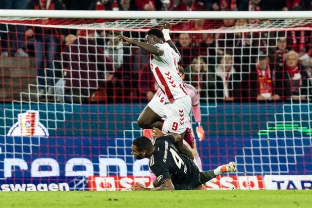 DFB Pokal: 1. FC Koeln vs. FC Bayern Muenchen, 29.10.2025 COLOGNE, GERMANY - OCTOBER 29: Ragnar Ache (1. FC Koeln, 9) is stopped by Jonathan Tah (FC Bayern Muenchen, 4) during the DFB Pokal match between 1. FC Koeln vs. FC Bayern Muenchen at RheinEnergiestadion on matchday 2 of DFB Pokal on October 28, 2025 in Cologne, Germany. DFB REGULATIONS PROHIBIT ANY USE OF PHOTOGRAPHS AS IMAGE SEQUENCES AND OR QUASI-VIDEO. Copyright: xBEAUTIFULxSPORTS Wunderlx