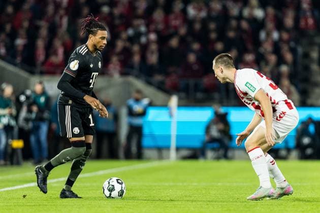 DFB Pokal: 1. FC Koeln vs. FC Bayern Muenchen, 29.10.2025 COLOGNE, GERMANY - OCTOBER 29: Michael Olise (FC Bayern Muenchen, 17) controls the ball against Kristoffer Lund (1. FC Koeln, 32) during the DFB Pokal match between 1. FC Koeln vs. FC Bayern Muenchen at RheinEnergiestadion on matchday 2 of DFB Pokal on October 28, 2025 in Cologne, Germany. DFB REGULATIONS PROHIBIT ANY USE OF PHOTOGRAPHS AS IMAGE SEQUENCES AND OR QUASI-VIDEO. Copyright: xBEAUTIFULxSPORTS Wunderlx