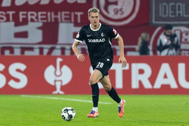 DFB Pokal, Fortuna Duesseldorf vs. SC Freiburg, 29.10.2025 DUESSELDORF, GERMANY - OCTOBER 29: Matthias Ginter (SC Freiburg, 28) during the DFB Pokal match between Fortuna Duesseldorf and SC Freiburg in the second round of DFB Pokal at Merkur-Spiel-Arena on October 29, 2025 in Duesseldorf, Germany. DFL regulations prohibit any use of photographs as image sequences and or quasi-video Copyright: xBEAUTIFULxSPORTS Meuselx