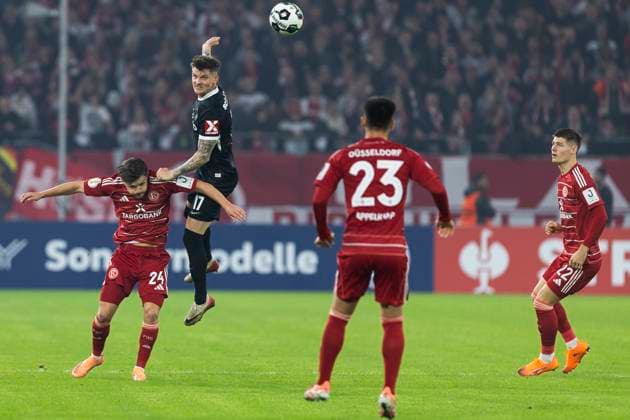 DUESSELDORF, GERMANY - OCTOBER 29: Lukas Kuebler (SC Freiburg, 17), Florent Muslija (Fortuna Duesseldorf, 24) during the DFB Pokal match between Fortuna Duesseldorf and SC Freiburg in the second round of DFB Pokal at Merkur-Spiel-Arena on October 29, 2025 in Duesseldorf, Germany. DFL regulations prohibit any use of photographs as image sequences and or quasi-video NRW Deutschland Copyright: xBEAUTIFULxSPORTS Meuselx