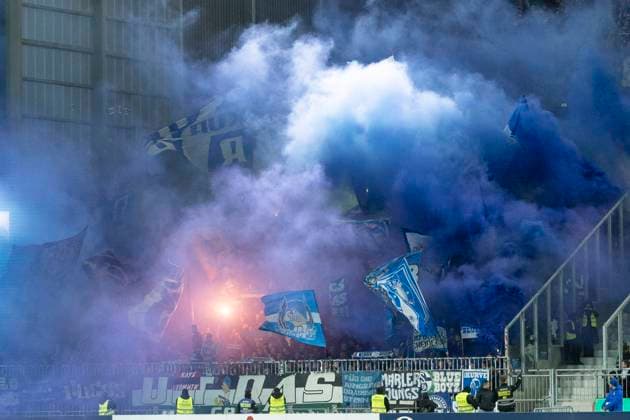 DFB-Pokal: SV Darmstadt 98 - FC Schalke 04, 29.10.2025 Rauch, Nebel, Pyro, Pyrotechnik im Gästeblock bei den Schalke Fans, SV Darmstadt 98 - FC Schalke 04, Darmstadt, Merck-Stadion am Böllenfalltor, 29.10.2025 Copyright: xBEAUTIFULxSPORTS Gawlikx