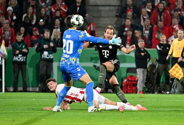 RheinEnergieStadion Köln, 29.10.2025, Fussball: DFB Pokal Saison 2025 26 2. Runde, 1.FC Köln (KOE) vs FC Bayern Muenchen (FCB) _ Tor Harry Kane (FCB) _ DFB REGULATIONS PROHIBIT ANY USE OF PHOTOGRAPHS AS IMAGE SEQUENCES AND OR QUASI-VIDEO