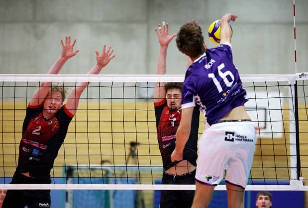 BAU 29.10.2025 Ludwigsburg Volleyball Barock Volleys MTV Ludwigsburg vs. ASV Dachau, v.l. Philipp Herrmann, Tim Köpfli (LB), Marius Büchi (Dachau)