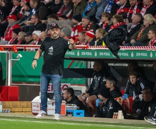 Fußball, Herren, Saison 2025 2026, DFB-Pokal (2. Runde), 1. FC Union Berlin - Arminia Bielefeld, Trainer Steffen Baumgart (1. FC Union Berlin) wirft seine Jacke weg, 29.10.2025, Copyright: xMatthiasxKochx