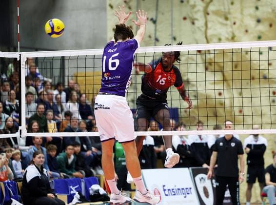 BAU 29.10.2025 Ludwigsburg Volleyball Barock Volleys MTV Ludwigsburg vs. ASV Dachau, v.l. Marius Büchi (Dachau), Nyherowo Omene (LB)