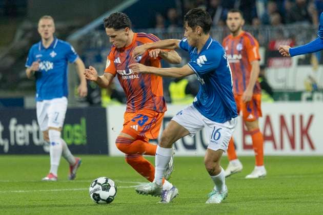 DFB-Pokal: SV Darmstadt 98 - FC Schalke 04, 29.10.2025 Soufiane El-Faouzi (FC Schalke 04 23) & Hiroki Akiyama (SV Darmstadt 98 16) im zweikampf um den Ball, SV Darmstadt 98 - FC Schalke 04, Darmstadt, Merck-Stadion am Böllenfalltor, 29.10.2025 Copyright: xBEAUTIFULxSPORTS Gawlikx