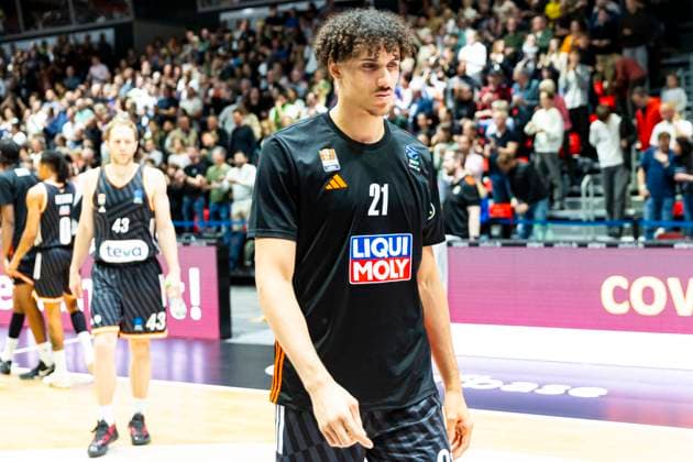 29.10.2025, xomx, Basketball BKT EuroCup 2025 2026, NINERS Chemnitz - ratiopharm ulm v.l. Das Spiel ist vorbei. Die Niners aus Chemnitz gewinnen die Begegnung mit 89:78. Alec Anigbata (Ratiopharm Ulm) Chemnitz