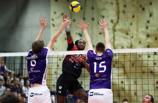 BAU 29.10.2025 Ludwigsburg Volleyball Barock Volleys MTV Ludwigsburg vs. ASV Dachau, v.l. Yannick Quedzuweit (Dachau), Nyherowo Omene (LB), Fabian Suck (Dachau)