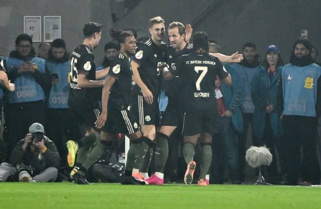 Bayerns Spieler feiern das 1:2 von Harry Kane (Bayern Muenchen), 2. v.re. 29.10.2025, Fussball DFB Pokal, Saison 2025 2026, 2. Runde, 1. FC Köln - FC Bayern München DFB regulations prohibit any use of photographs as image sequences and or quasi-video Koeln Rhein Energie Stadion Nordrhein Westfalen Deutschland