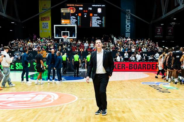 29.10.2025, xomx, Basketball BKT EuroCup 2025 2026, NINERS Chemnitz - ratiopharm ulm v.l. Das Spiel ist vorbei. Die Niners aus Chemnitz gewinnen die Begegnung mit 89:78. Ty Harrelson (Ratiopharm Ulm Trainer) Chemnitz