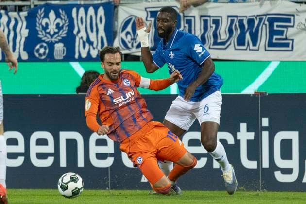 DFB-Pokal: SV Darmstadt 98 - FC Schalke 04, 29.10.2025 Patric Pfeiffer (SV Darmstadt 98 6) & Kenan Karaman (FC Schalke 04 19) im Zweikampf um den Ball, SV Darmstadt 98 - FC Schalke 04, Darmstadt, Merck-Stadion am Böllenfalltor, 29.10.2025 Copyright: xBEAUTIFULxSPORTS Gawlikx