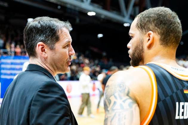 29.10.2025, xomx, Basketball BKT EuroCup 2025 2026, NINERS Chemnitz - ratiopharm ulm v.l. Das Spiel ist vorbei. Die Niners aus Chemnitz gewinnen die Begegnung mit 89:78. Ty Harrelson (Ratiopharm Ulm Trainer), Christopher Ledlum (Ratiopharm Ulm) Chemnitz