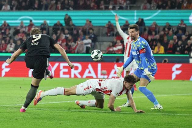 GER, DFB Pokal, 2.Runde, 1. FC Koeln vs. FC Bayern Muenchen 29.10.2025, Rheinenergiestadion, , Koeln, GER, DFB Pokal, 2.Runde, 1. FC Koeln vs. FC Bayern Muenchen, im Bild: 2:1 fuer Bayern durch Harry Kane (Bayern Muenchen 9),