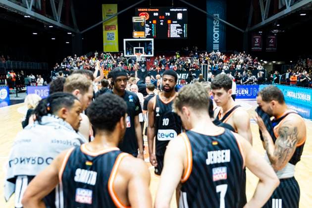 29.10.2025, xomx, Basketball BKT EuroCup 2025 2026, NINERS Chemnitz - ratiopharm ulm v.l. Das Spiel ist vorbei. Die Niners aus Chemnitz gewinnen die Begegnung mit 89:78. Chemnitz