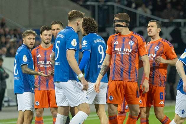 DFB-Pokal: SV Darmstadt 98 - FC Schalke 04, 29.10.2025 Rudelbildung um Felix Bickel (Schiedsrichter) nach einem Foulspiel, Matej Maglica (SV Darmstadt 98 5) & Luca Marseiler (SV Darmstadt 98 8) & Hasan Kurucay (FC Schalke 04 4) & Ron Schallenberg (FC Schalke 04 6) & Fraser Hornby (SV Darmstadt 98 9) & Adrian Gantenbein (FC Schalke 04 17), SV Darmstadt 98 - FC Schalke 04, Darmstadt, Merck-Stadion am Böllenfalltor, 29.10.2025 Copyright: xBEAUTIFULxSPORTS Gawlikx
