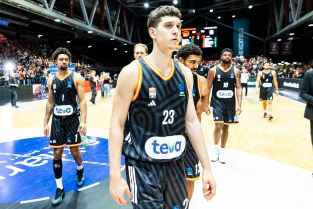 29.10.2025, xomx, Basketball BKT EuroCup 2025 2026, NINERS Chemnitz - ratiopharm ulm v.l. Das Spiel ist vorbei. Die Niners aus Chemnitz gewinnen die Begegnung mit 89:78. Diego Garavaglia (Ratiopharm Ulm) Chemnitz