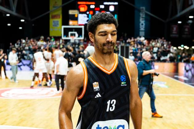 29.10.2025, xomx, Basketball BKT EuroCup 2025 2026, NINERS Chemnitz - ratiopharm ulm v.l. Das Spiel ist vorbei. Die Niners aus Chemnitz gewinnen die Begegnung mit 89:78. Mark Smith (Ratiopharm Ulm) Chemnitz