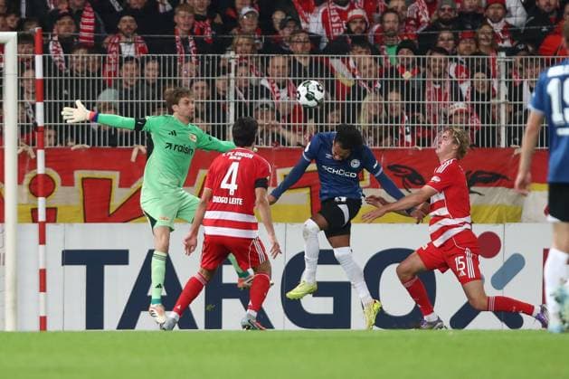 29.10.2025, xtgx, Fussball - DFB Pokal 2.Runde Union Berlin - Arminia Bielefeld emspor, v.l. Tor zum 1:1 durch Monju Momuluh (Bielefeld, 14) (DFL DFB REGULATIONS PROHIBIT ANY USE OF PHOTOGRAPHS as IMAGE SEQUENCES and or QUASI-VIDEO) Berlin