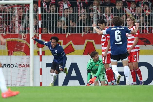 29.10.2025, xtgx, Fussball - DFB Pokal 2.Runde Union Berlin - Arminia Bielefeld emspor, v.l. Jubel nach dem 1:1 durch Monju Momuluh (Bielefeld, 14) (DFL DFB REGULATIONS PROHIBIT ANY USE OF PHOTOGRAPHS as IMAGE SEQUENCES and or QUASI-VIDEO) Berlin