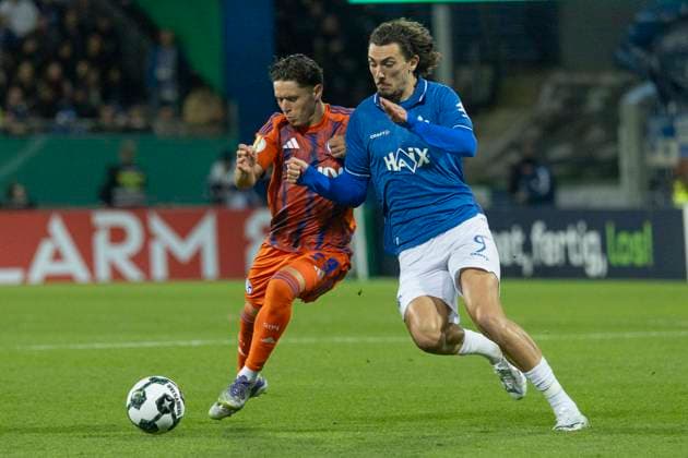 DFB-Pokal: SV Darmstadt 98 - FC Schalke 04, 29.10.2025 ^Soufiane El-Faouzi (FC Schalke 04 23) 6 Fraser Hornby (SV Darmstadt 98 9) im Zwiekampf um den ball, SV Darmstadt 98 - FC Schalke 04, Darmstadt, Merck-Stadion am Böllenfalltor, 29.10.2025 Copyright: xBEAUTIFULxSPORTS Gawlikx
