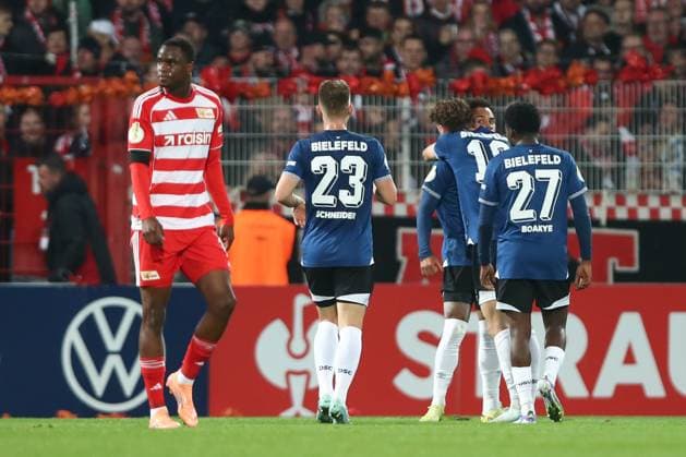 29.10.2025, xtgx, Fussball - DFB Pokal 2.Runde Union Berlin - Arminia Bielefeld emspor, v.l. Jubel nach dem 1:1 durch Monju Momuluh (Bielefeld, 14) (DFL DFB REGULATIONS PROHIBIT ANY USE OF PHOTOGRAPHS as IMAGE SEQUENCES and or QUASI-VIDEO) Berlin