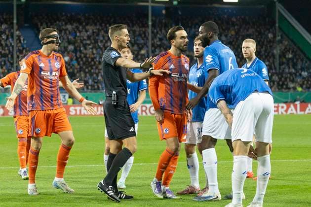 DFB-Pokal: SV Darmstadt 98 - FC Schalke 04, 29.10.2025 Erneute Rudelbildung um Felix Bickel (Schiedsrichter) mit Hasan Kurucay (FC Schalke 04 4) & Patric Pfeiffer (SV Darmstadt 98 6) & Matej Maglica (SV Darmstadt 98 5) & Hiroki Akiyama (SV Darmstadt 98 16) & Emil Højlund Höjlund Hoejlund (FC Schalke 04 15), SV Darmstadt 98 - FC Schalke 04, Darmstadt, Merck-Stadion am Böllenfalltor, 29.10.2025 Copyright: xBEAUTIFULxSPORTS Gawlikx