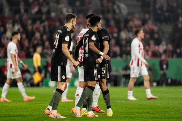 GER, DFB-Pokal 2. Runde, 1. FC Köln vs FC Bayern München Muenchen 29.10.2025, RheinEnergieSTADION, Köln, GER, DFB-Pokal 2. Runde, 1. FC Köln vs FC Bayern München Muenchen im Bild: Tor, Torjubel zum 1:1 durch Luis Diaz Luis Diaz (FC Bayern München Muenchen, 14) Josip StaniÅ¡ić Stanisic (FC Bayern München Muenchen, 44) Aleksandar Pavlović Pavlovic (FC Bayern München Muenchen, 45)