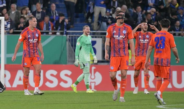 29.10.2025, xblx, Fussball DFB Pokal 2.Runde, SV Darmstadt 98 - FC Schalke 04 v.l. schalke enttaeuscht, enttaeuscht schauend, dissapointed, Enttäuschung, Enttaeuschung (DFL DFB REGULATIONS PROHIBIT ANY USE OF PHOTOGRAPHS as IMAGE SEQUENCES and or QUASI-VIDEO) Darmstadt