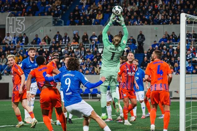 29.10.2025, xhettx, Fussball DFB Pokal 2.Runde, SV Darmstadt 98 - FC Schalke 04 v.l. Unsicherheit bei Loris Karius (FC Schalke 04, 1) (DFL DFB REGULATIONS PROHIBIT ANY USE OF PHOTOGRAPHS as IMAGE SEQUENCES and or QUASI-VIDEO) Darmstadt
