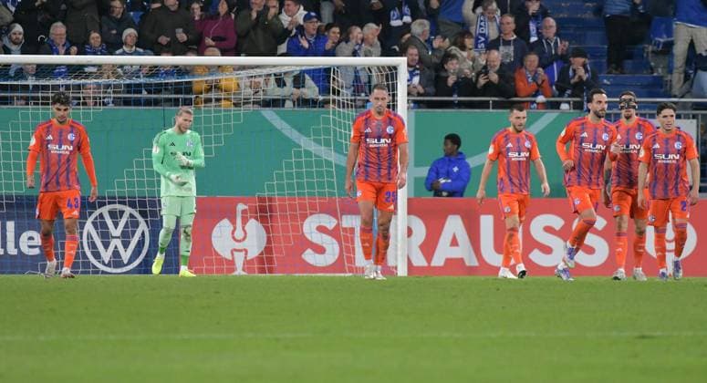 29.10.2025, xblx, Fussball DFB Pokal 2.Runde, SV Darmstadt 98 - FC Schalke 04 v.l. schalke enttaeuscht, enttaeuscht schauend, dissapointed, Enttäuschung, Enttaeuschung (DFL DFB REGULATIONS PROHIBIT ANY USE OF PHOTOGRAPHS as IMAGE SEQUENCES and or QUASI-VIDEO) Darmstadt