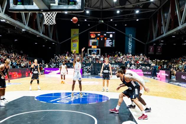 29.10.2025, xomx, Basketball BKT EuroCup 2025 2026, NINERS Chemnitz - ratiopharm ulm v.l. Nike Sibande (Niners Chemnitz) am Ball Chemnitz