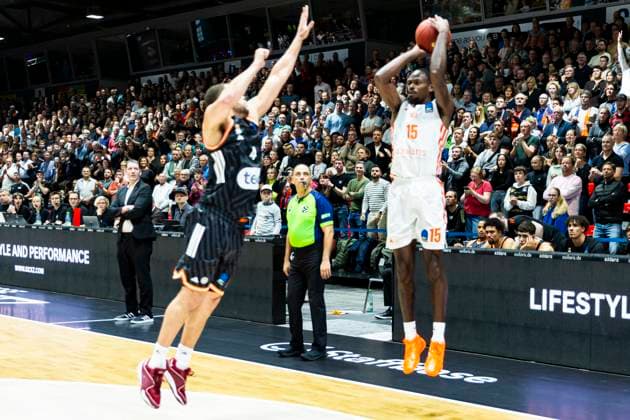 29.10.2025, xomx, Basketball BKT EuroCup 2025 2026, NINERS Chemnitz - ratiopharm ulm v.l. Tyron Brewer (Niners Chemnitz) am Ball. Christopher Ledlum (Ratiopharm Ulm) Chemnitz