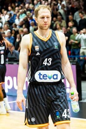 29.10.2025, xomx, Basketball BKT EuroCup 2025 2026, NINERS Chemnitz - ratiopharm ulm v.l. Das Spiel ist vorbei. Die Niners aus Chemnitz gewinnen die Begegnung mit 89:78. Christian Sengfelder (Ratiopharm Ulm) Chemnitz